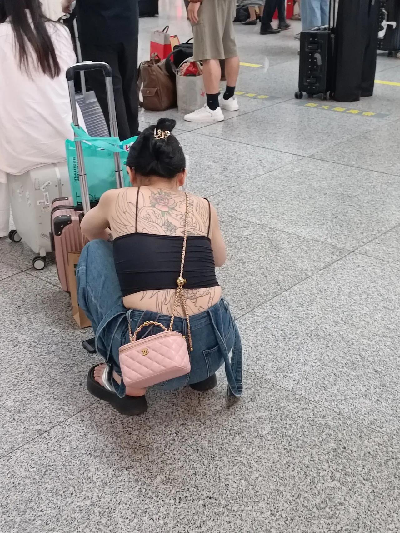 刚在车站碰到一美女后背大面积纹身，突然想到两个问题:
1、这到底是给自己看还是给