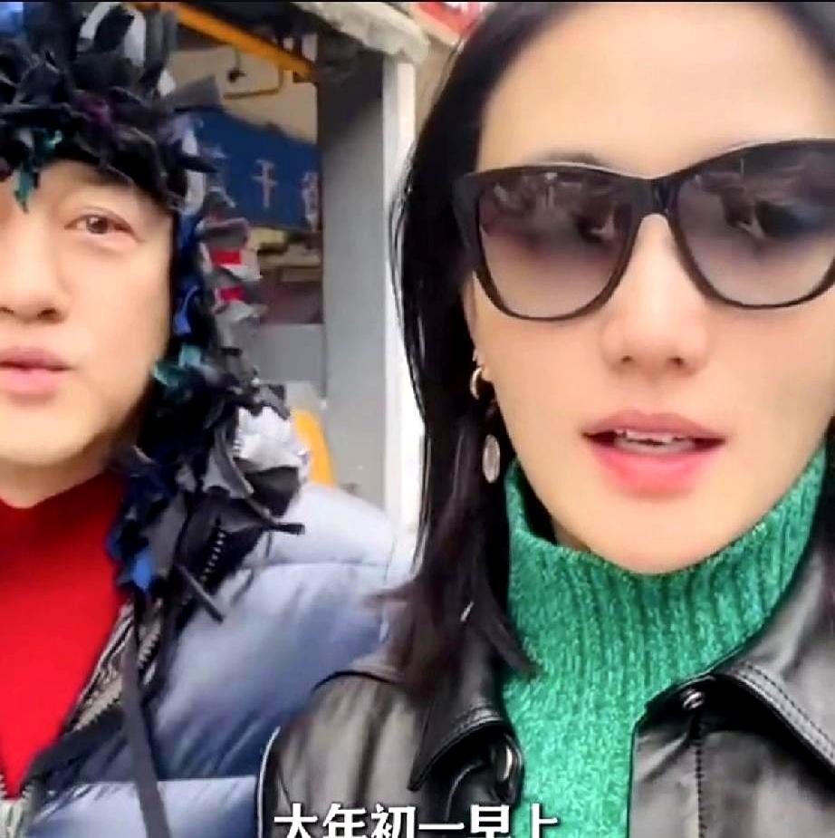 离婚声明墨迹未干，李亚鹏一口一个喜妹，海哈金喜一口一个鹏哥。
 
有人撞见他俩一