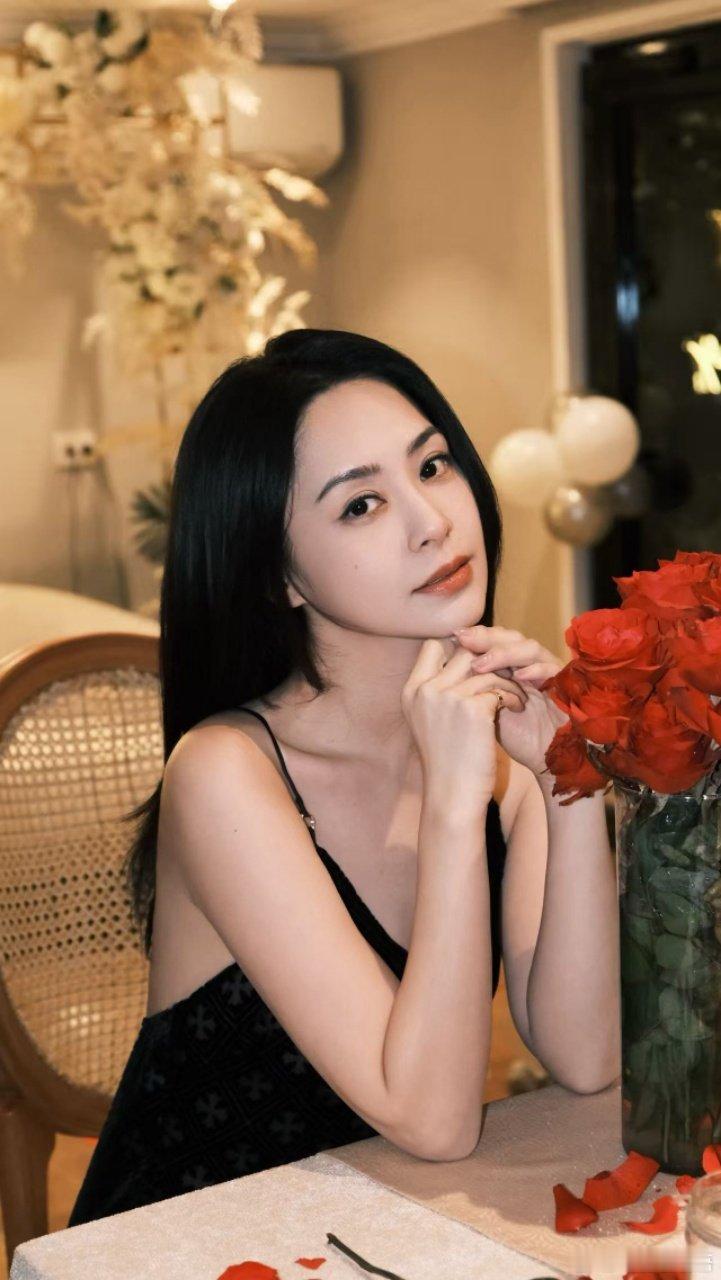 钟欣潼捧花生日照年度心动生日照非阿娇莫属！手捧花束的她宛如自带温柔滤镜，灵气不减