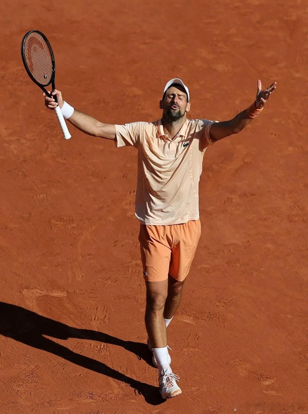 2026法网🎾男单第2轮:三届赛会冠军塞尔维亚🇷🇸选手德约科维奇以6比3、
