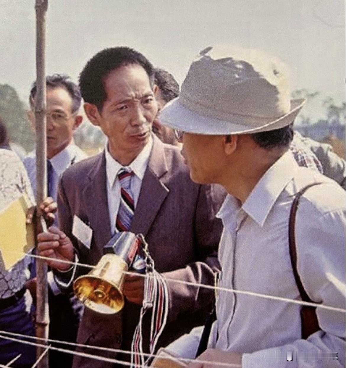 上世纪八十年代，袁隆平在试验田边，用英语给各国同行讲解杂交水稻。袁隆平能说一口流