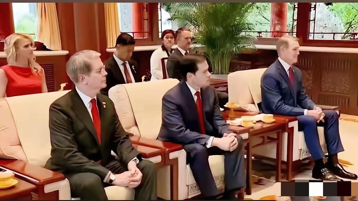 美国代表团来华，坐姿全变了！
​​真的太明显了！以前看他们出访，坐姿特别随意，二