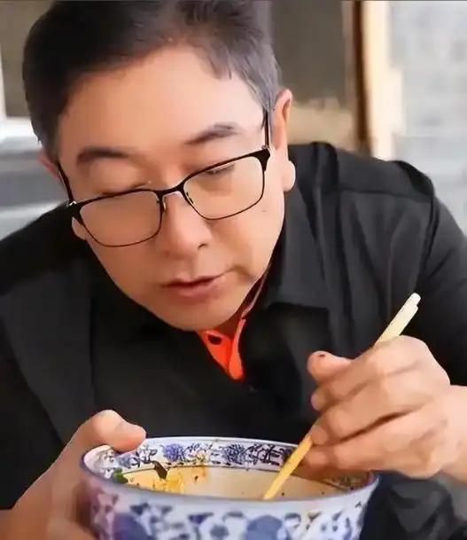 水均益今年63岁。他采访过普京，现在一个人住在北京，有时候煮上一锅茶叶蛋，简简单