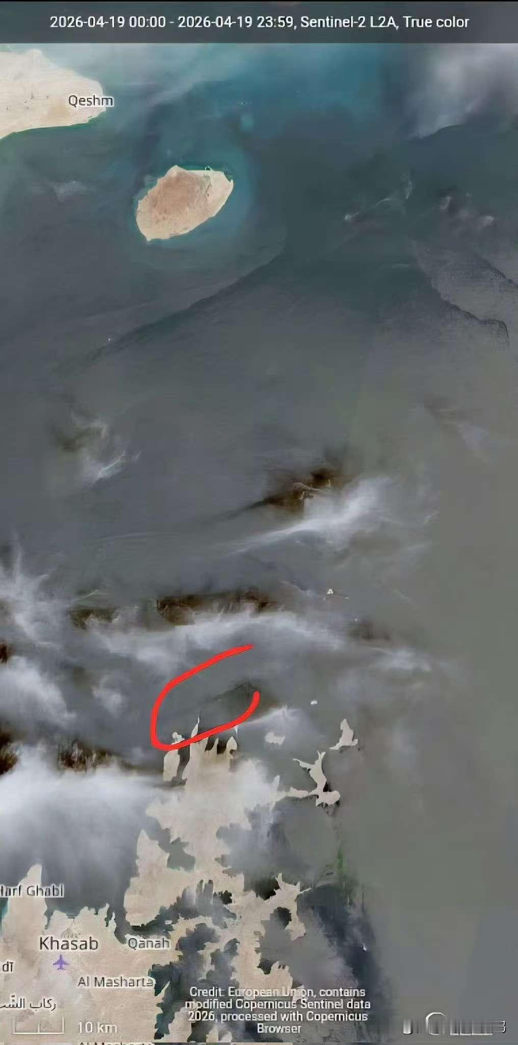 霍尔木兹海峡出现了大量阿曼“小型金枪鱼手钓船”。

通常长7-10米。船体较窄，