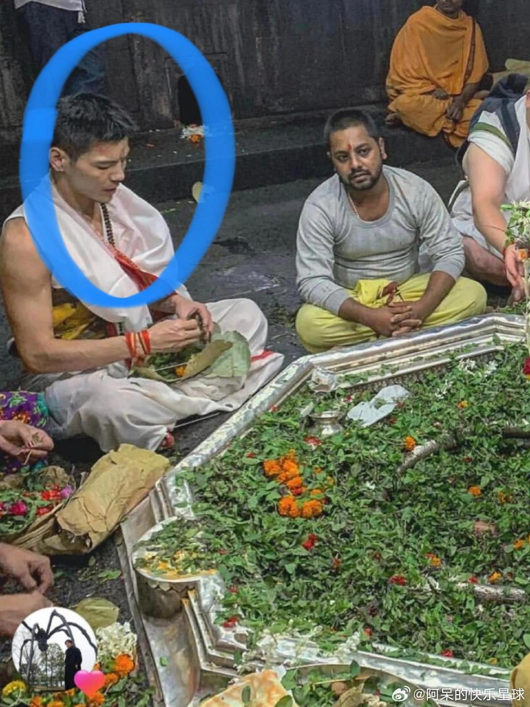 向佐曾在印度修行很难不佩服向佐这份定力，身处浮躁娱乐圈，向佐坚持常年赴印修行，放