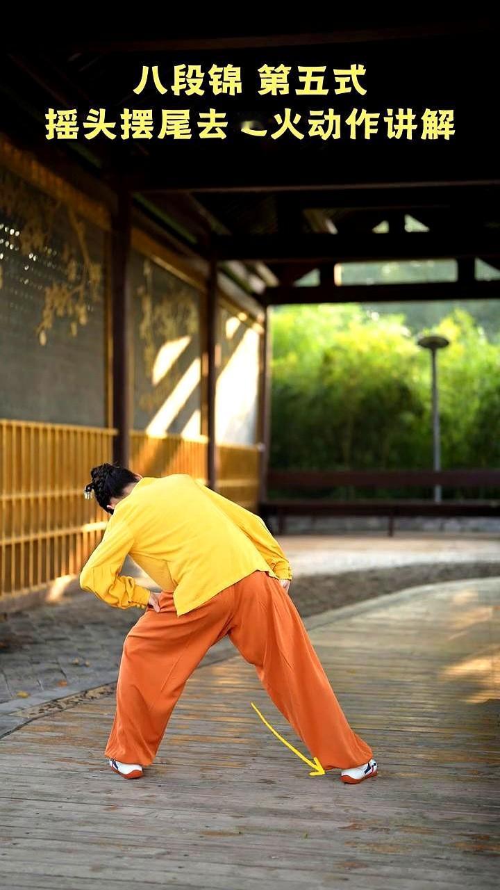 “尾骨画圈，心火熄火？”

地铁里，隔壁工位的小赵把脖子摇得咔咔响，像在给颈椎上