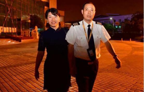 2018年，英雄机长刘传健被奖励500万，妻子邹函却闷闷不乐，并在接受采访时说道