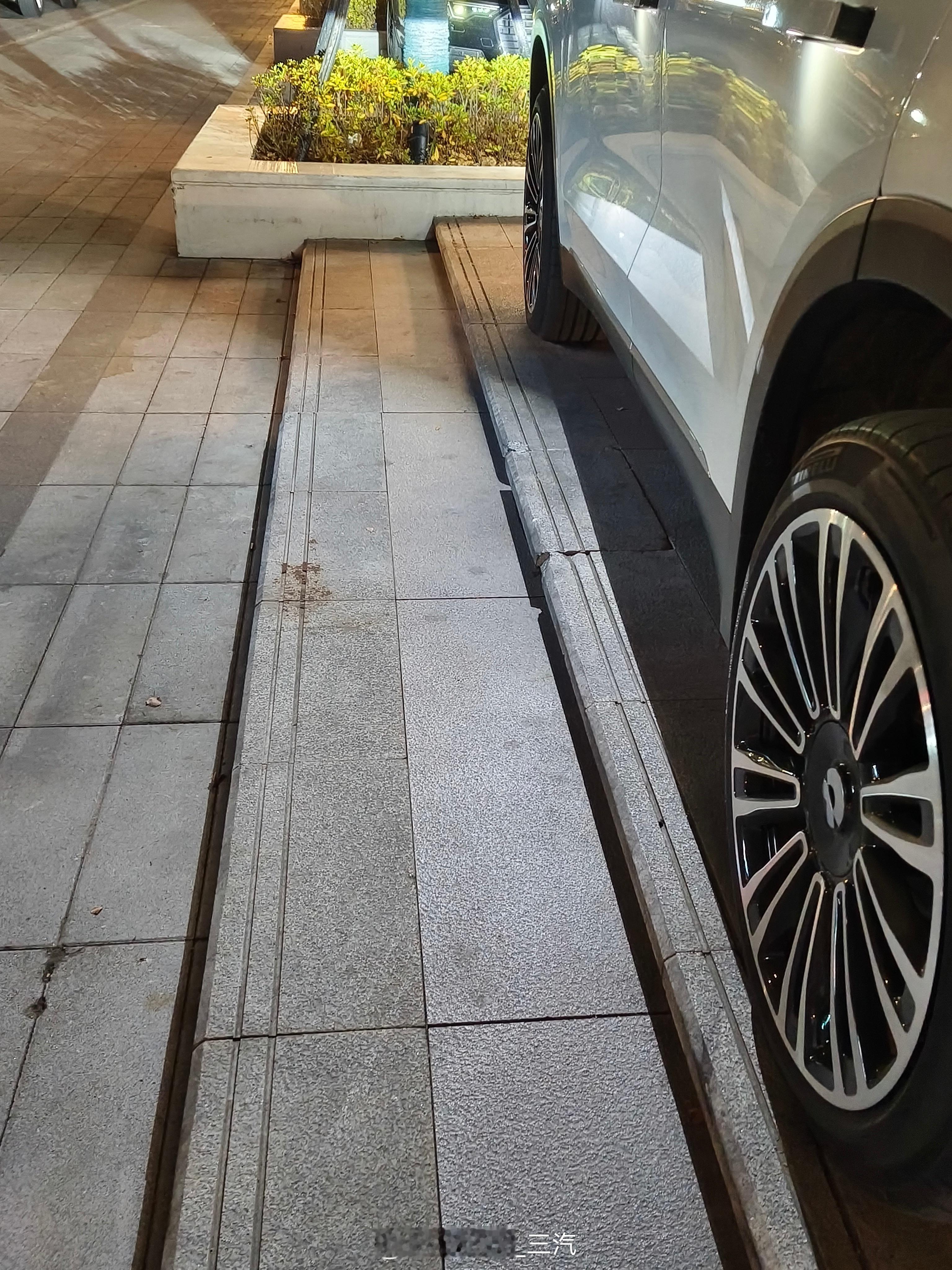 泊车 节假日车位险中求图1，故意试了一下这种位置的自动泊车，中途接管了，它无法识