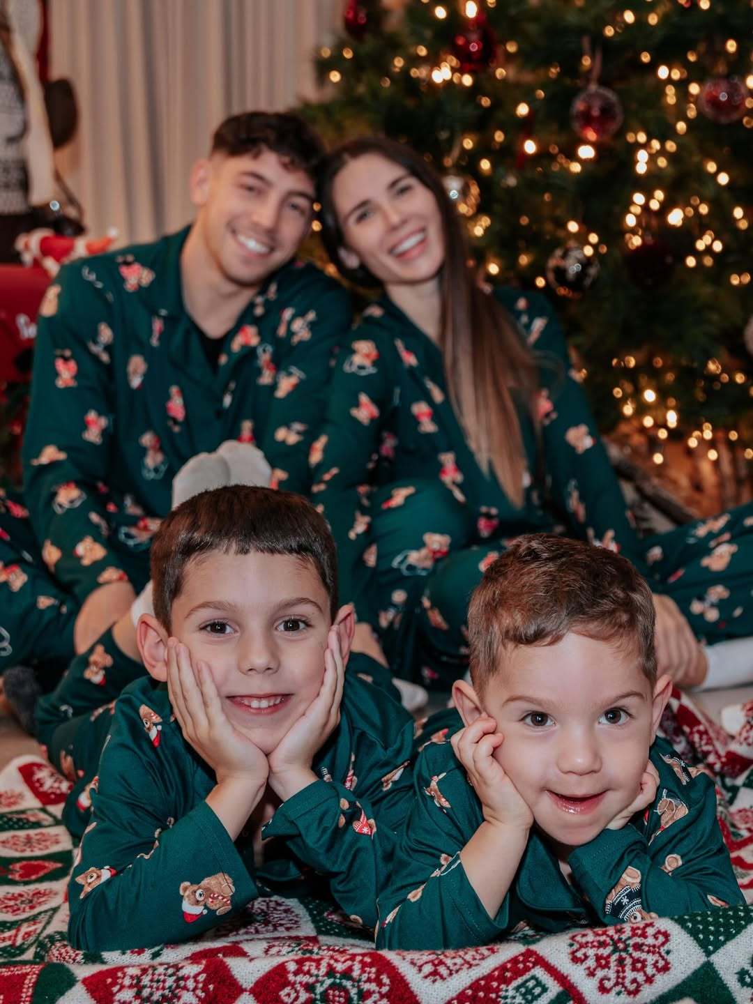 米娜IG：尝试拍摄圣诞主题照片➡️😶😤巴尔韦德halamadrid