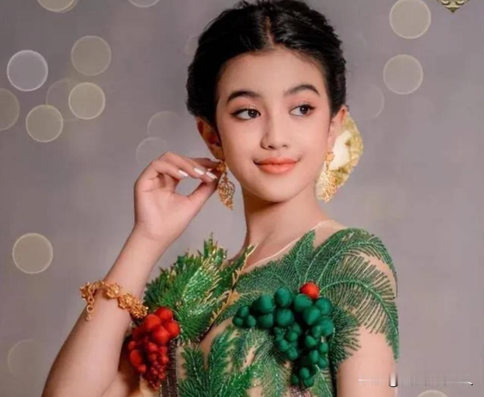 2011年，中国小伙曾亮平与柬埔寨公主德丝相恋，谁料，德丝父亲连夜赶来，“啪”的