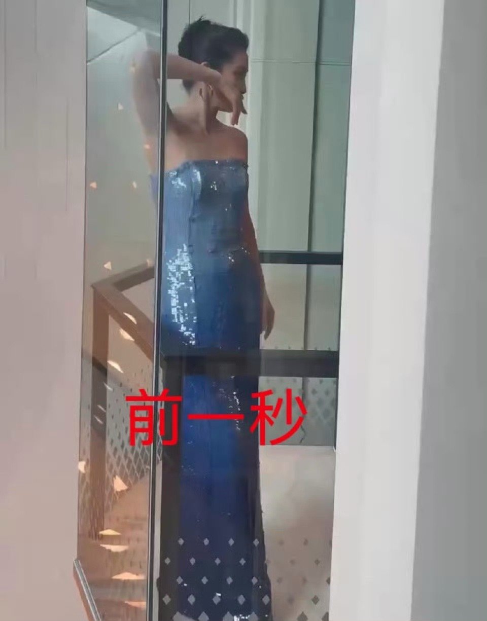 李冰冰早知道不扭头了 李冰冰活动现场秒变喜剧人！前一刻优雅摆拍氛围感拉满，转头瞥