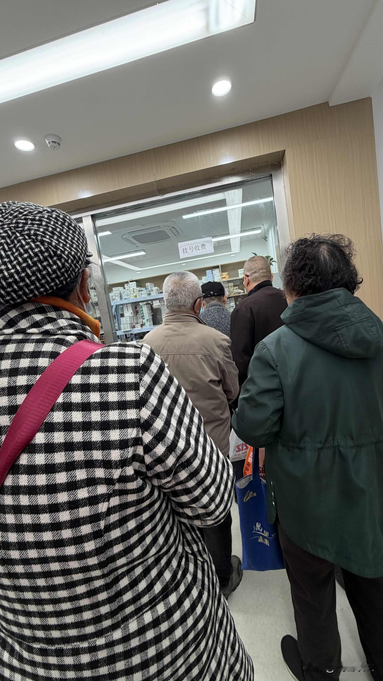 小小的社区医院下辖的卫生服务站，下雨天，里面竟也挤的满满当当。


小区大门口，