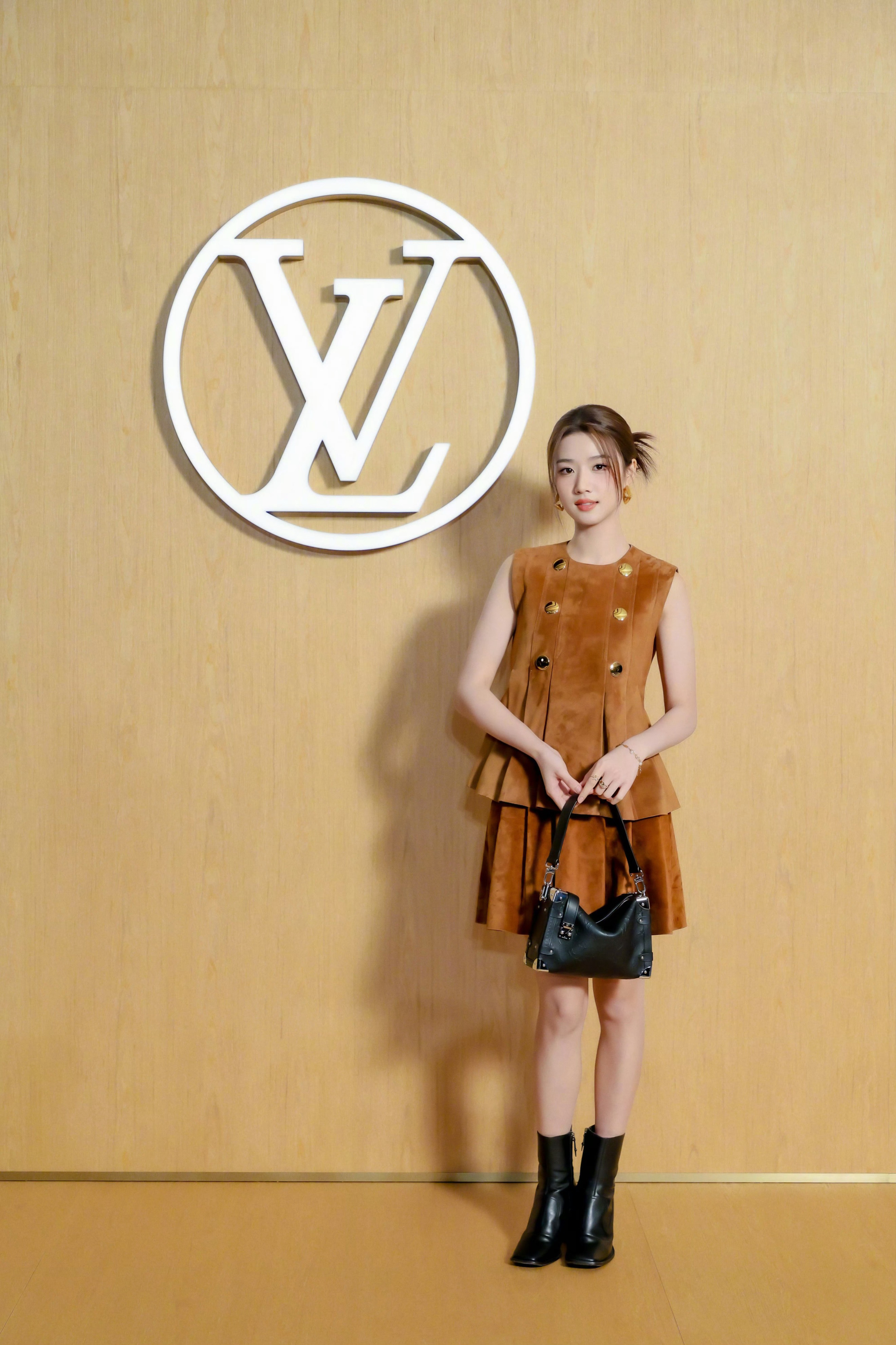 路易威登品牌挚友 ：卢昱晓官宣出任 Louis Vuitton 品牌挚友 ，来自