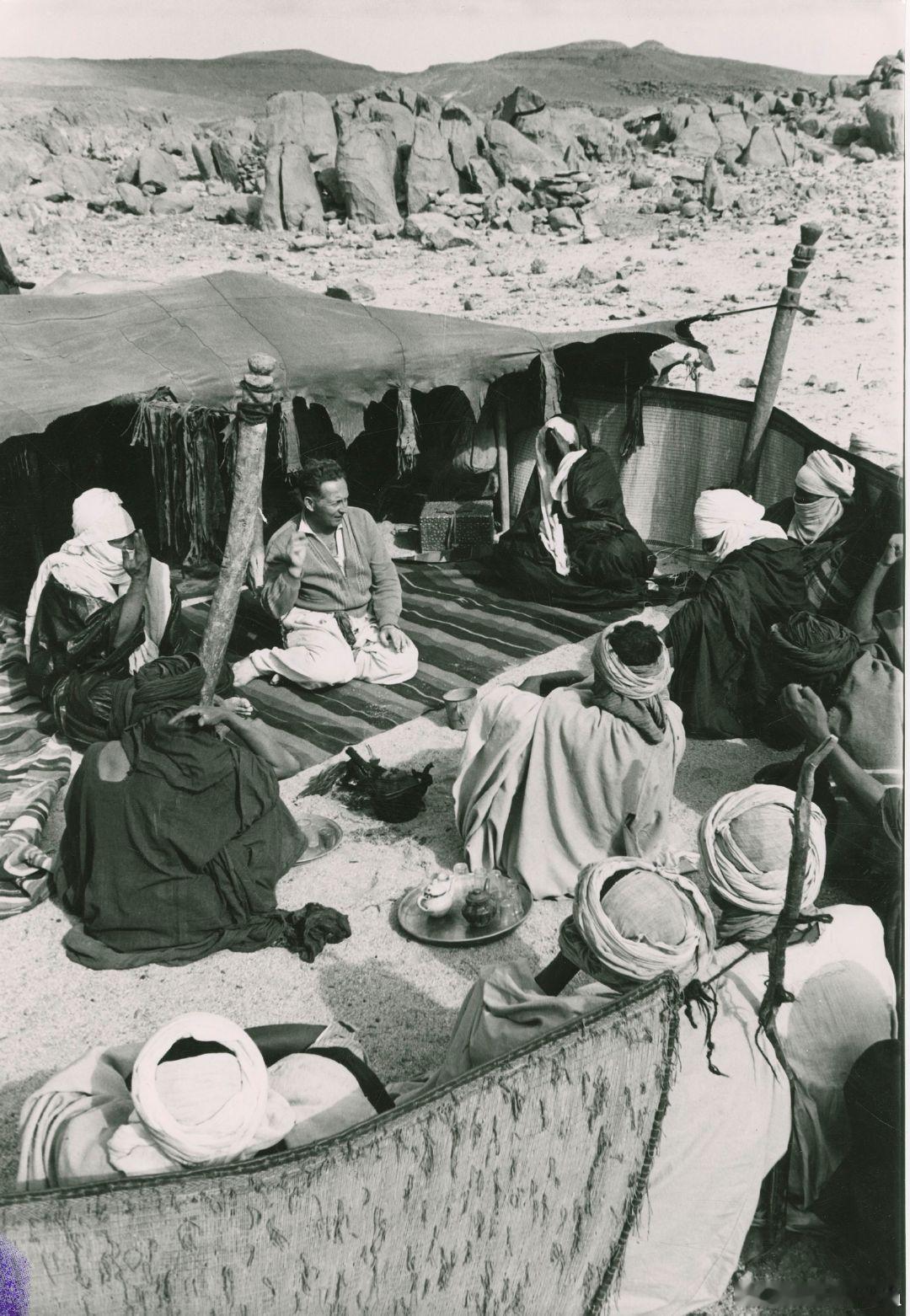 历史知识 1955年，阿尔及利亚南部撒哈拉沙漠中的阿哈加尔高原地区，一群图阿雷格