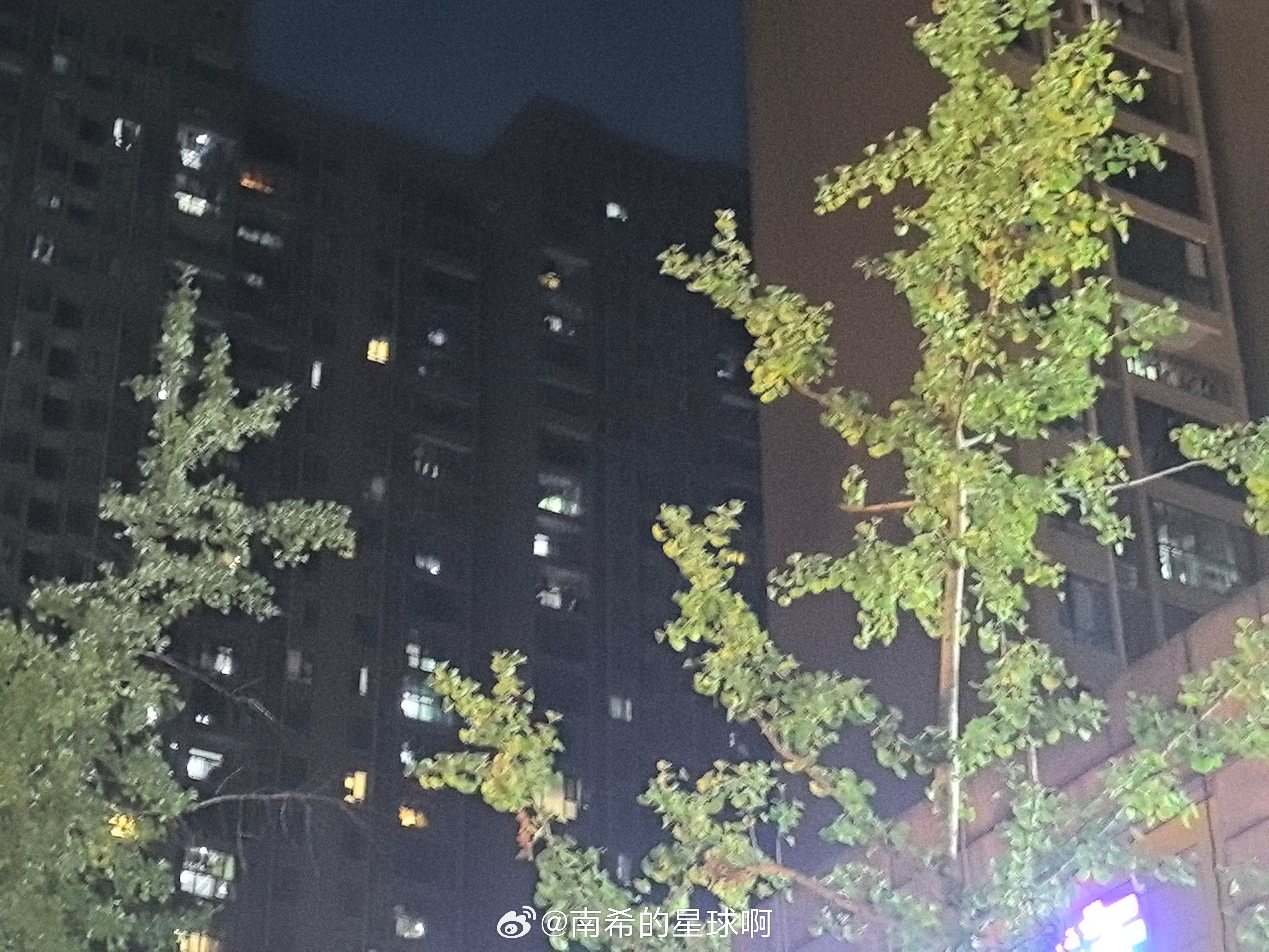 临近中考，少年昨晚说，周末抽空去看看同学。我：同学怎么了？他：骑车摔倒了，搞得跟