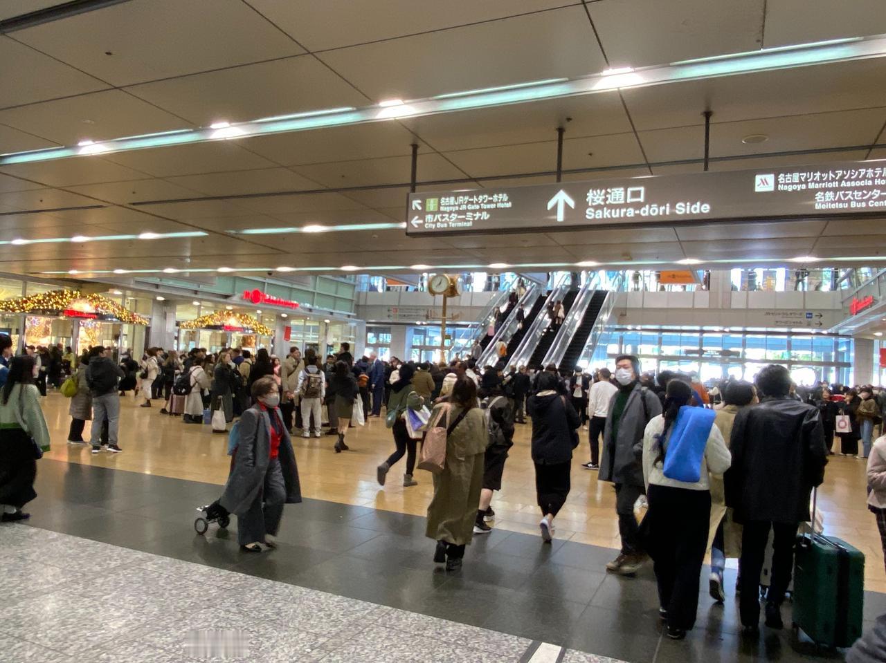 周末的名古屋车站依旧人潮拥挤，著名的百货店
