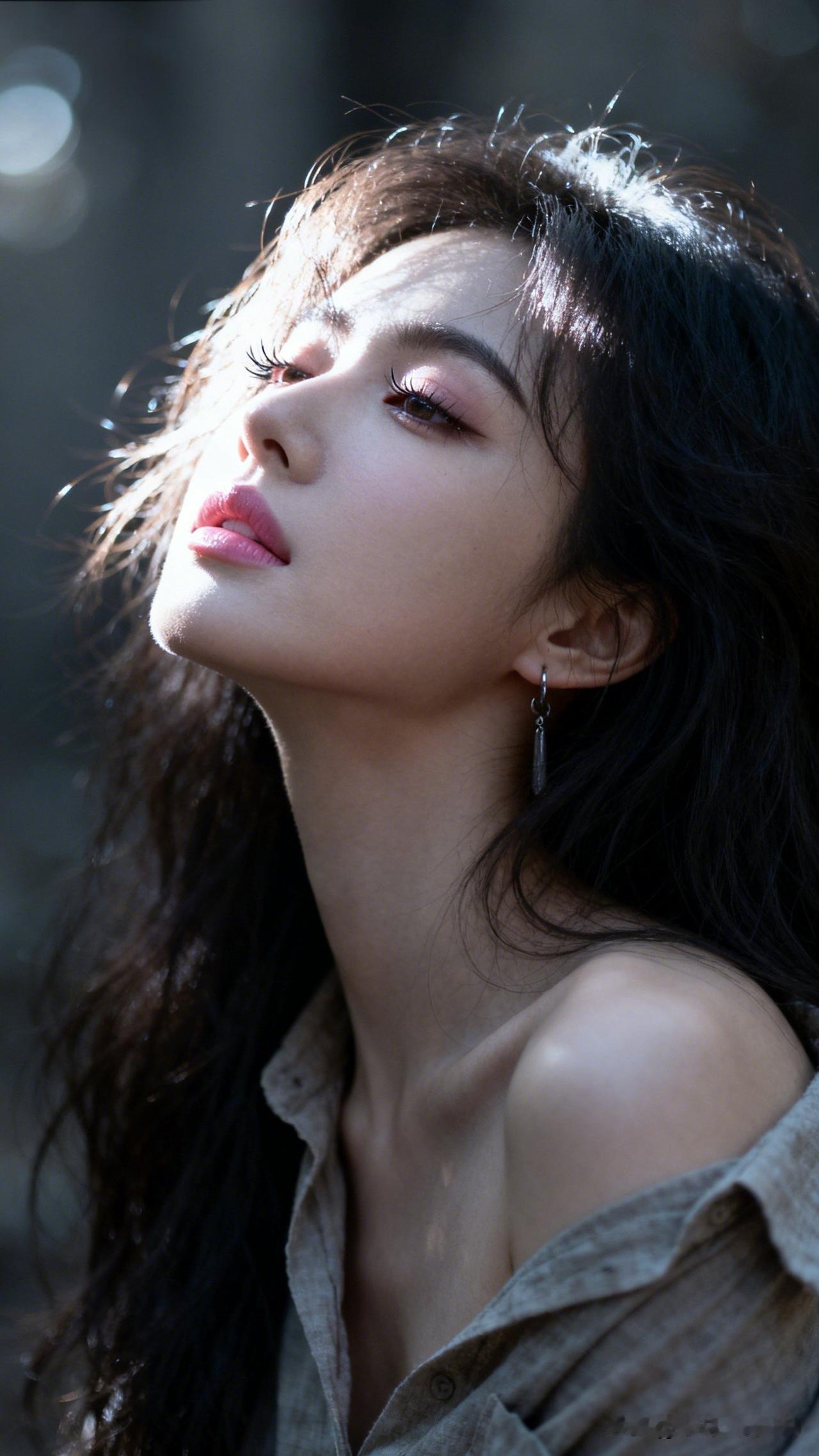 黑发如瀑，美人倚天。清雅脱俗的美到底长啥样？ 温柔甜美黑发少女，散发着优雅气质?