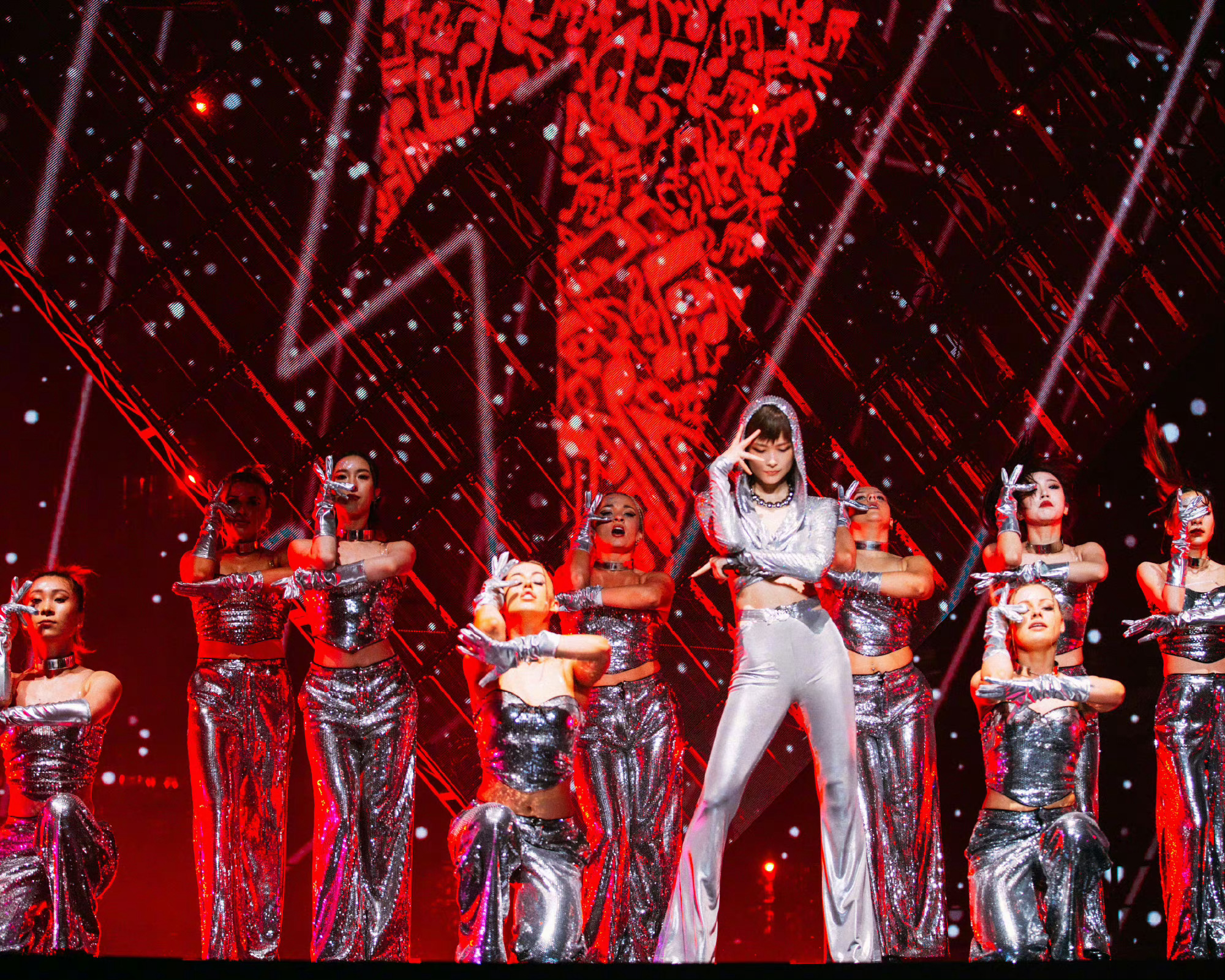 #李宇春翻唱乌梅子酱# 一直都很喜欢乌梅子酱这首歌，没想到还能够听到李宇春跟李荣