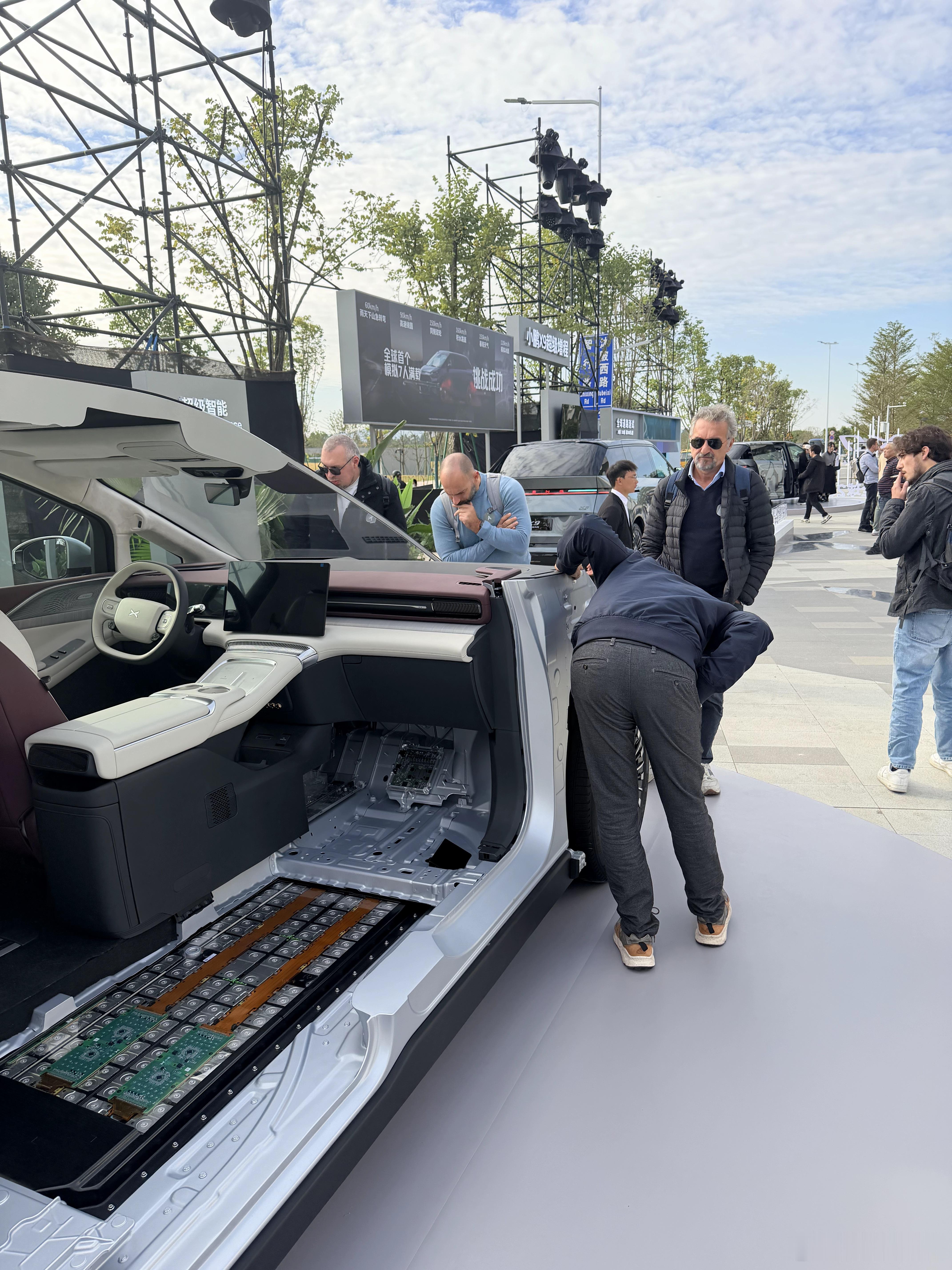 外国人也对小鹏X9超级增程很好奇，大家猜猜他们看到这样的中国汽车时心里想的是什么