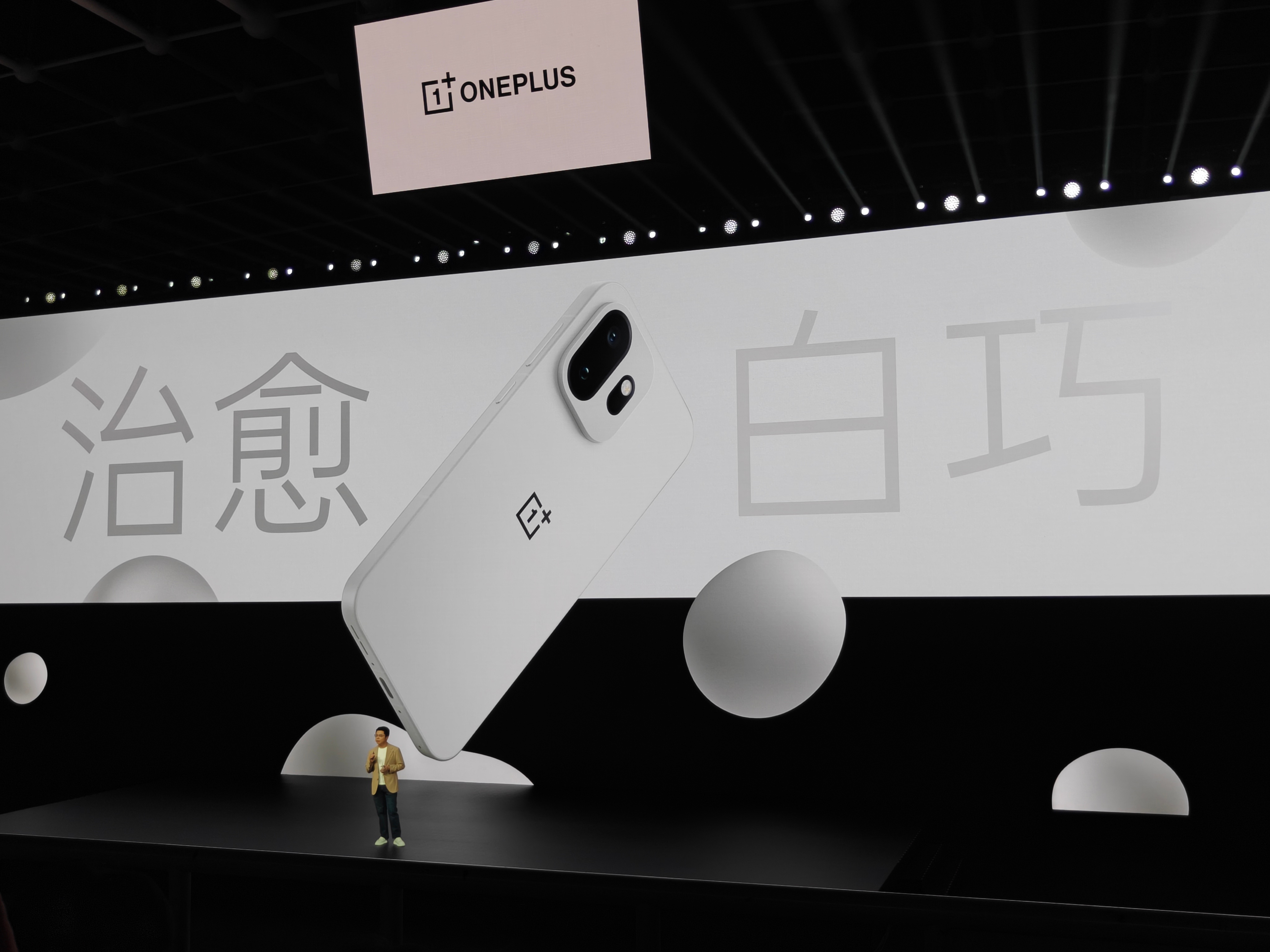 一加15T最好看的配色就是这个白色，这也是行业目前唯一全白金属中框的手机所以啥时