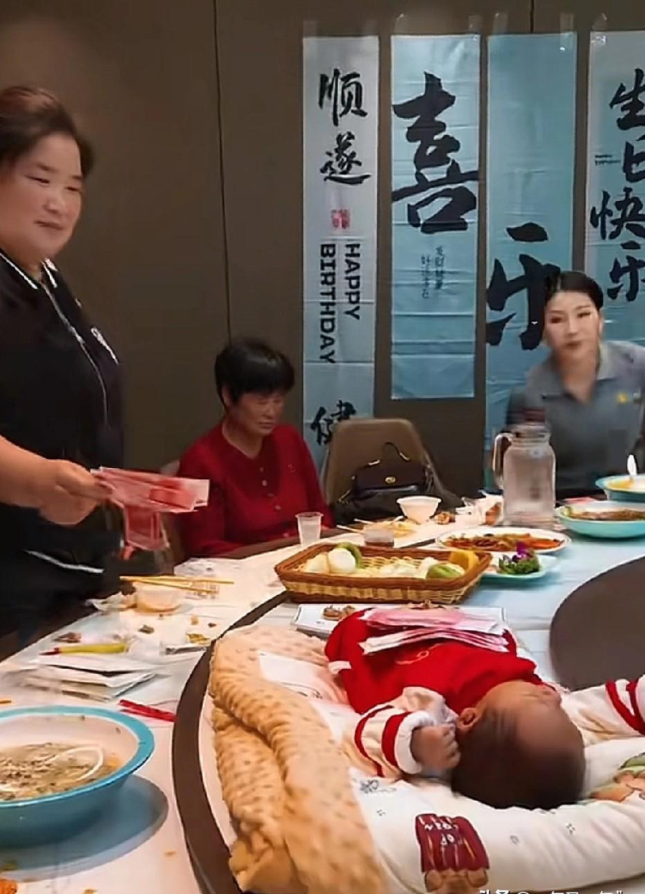见过摆满月酒收礼的，没见过直接把娃放餐桌转盘上“自助收红包”的！
今儿去参加姑姑
