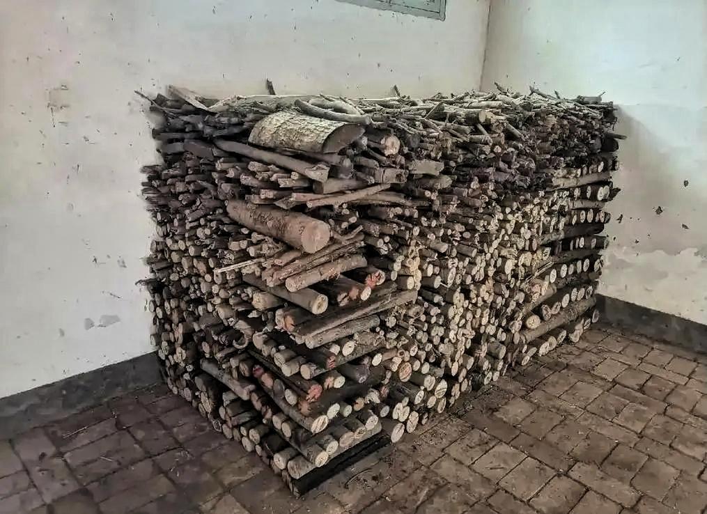 儿子因病走了8年，生前砍的那堆柴她至今舍不得烧，就一直安安静静地放在那里。
 