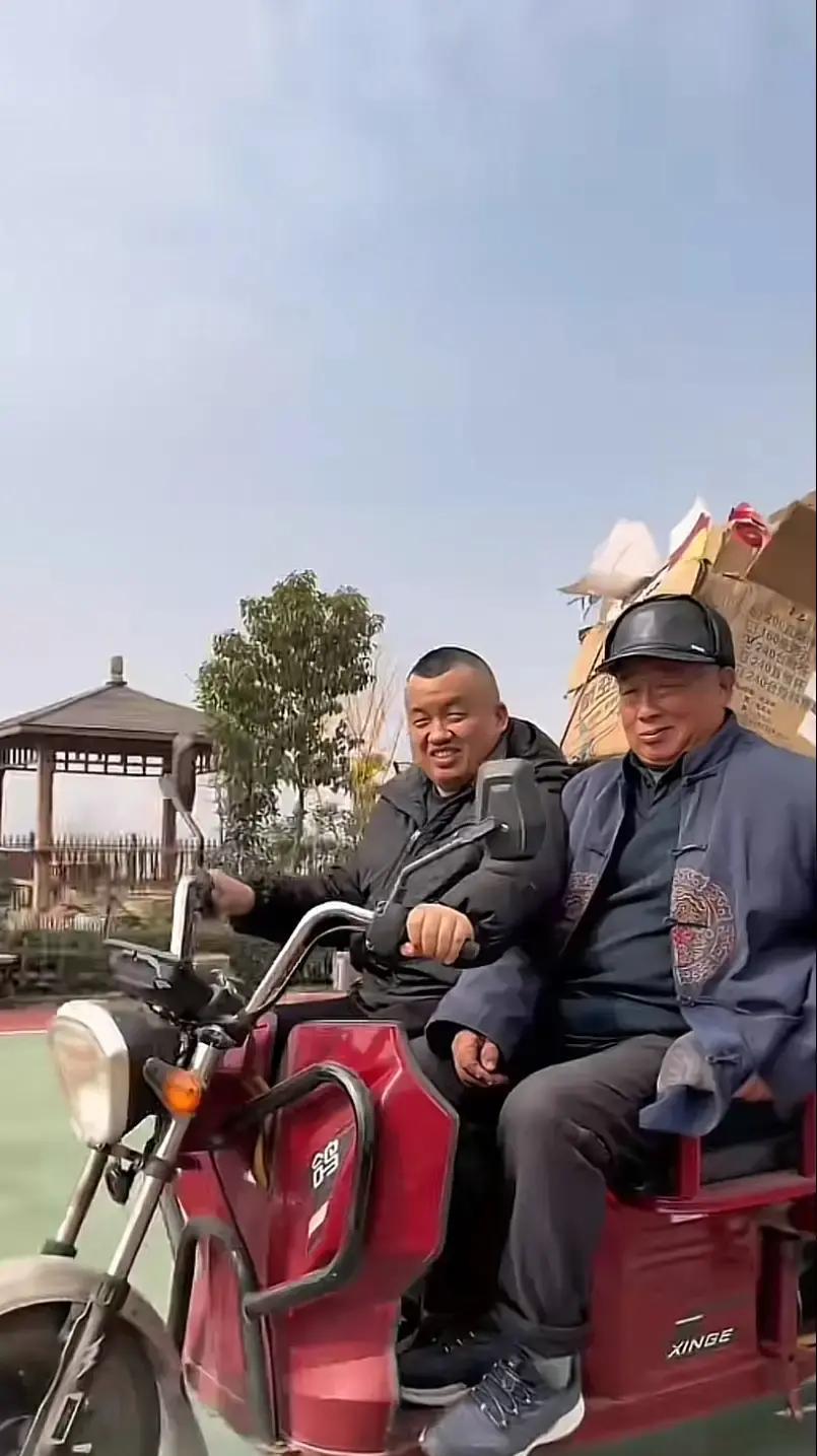 坤哥把一车纸箱塑料瓶拉到固始县回收站，老板一过秤，20块整。

他转手就把两张十