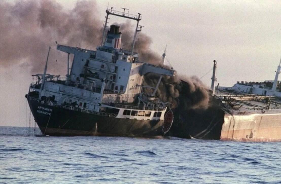 当地时间4月19日，美国在霍尔木兹海峡袭击并扣押了一艘悬挂伊朗国旗的货船。这是自