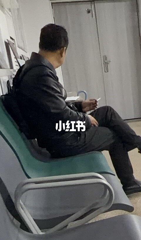 真的没有义务吸二手🚬
老天爷啊 头次看见在医院走廊抽🚬的
让这位大哥去楼道 