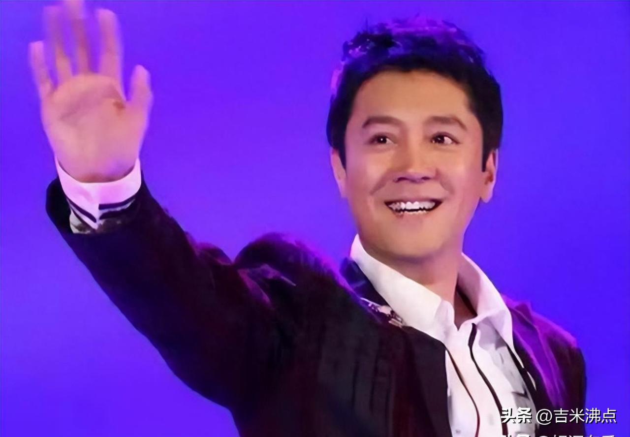 黄薇还在央视镜头前笑，父亲已躺了11年病床，她怎么没垮掉。
她不是突然变坚强的。