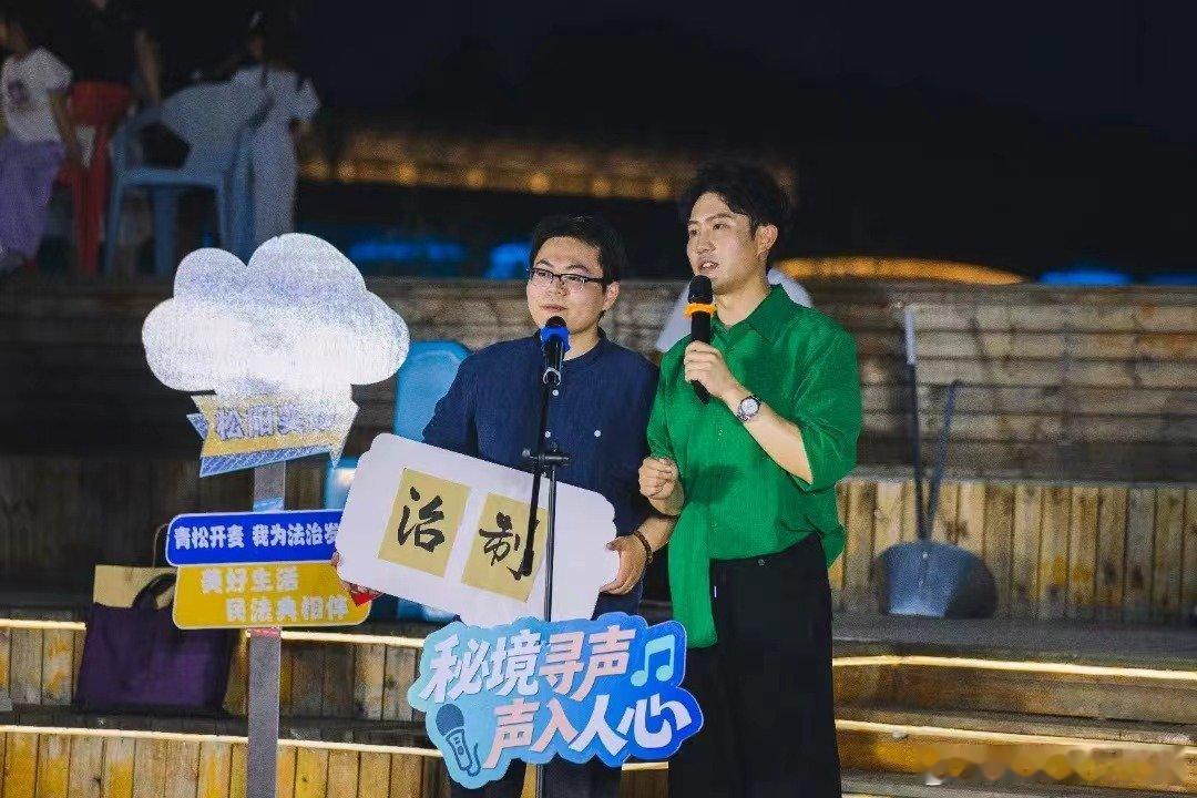 【青春力量点亮法治松阳】在江泰广场，“法治寻声·青松开麦”快闪宣讲火热开麦！说唱