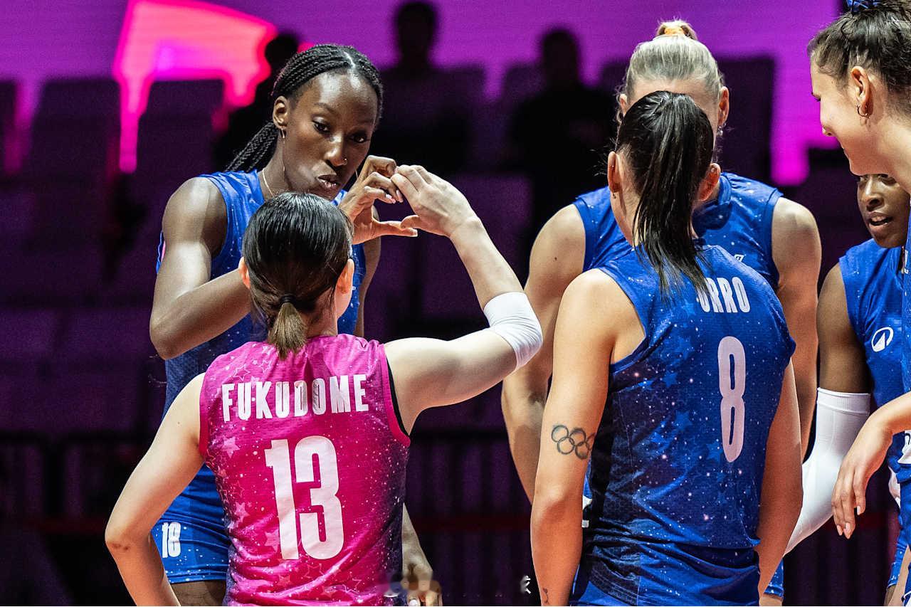 【 2024女排世俱赛  米兰3比0完胜巴西海滩获得季军】北京时间22日下午，浙