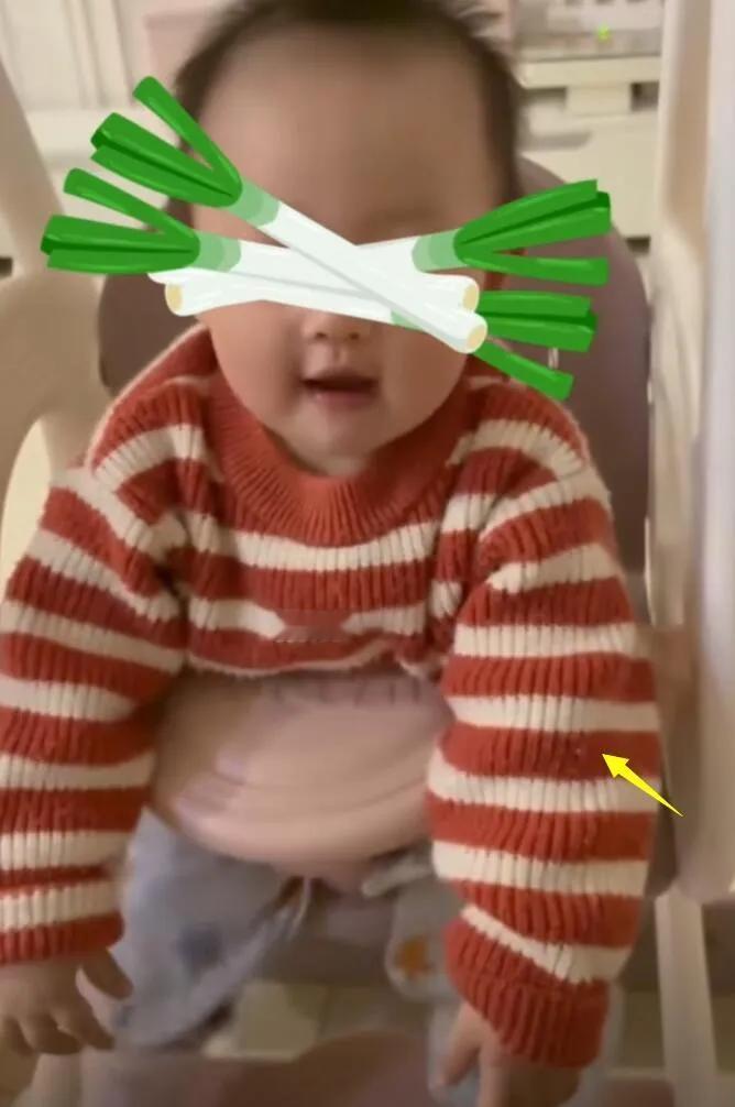 黄一鸣又开始晒王思聪的女儿了，为了证明女儿和王思聪长得很像，这次只用了几棵葱把孩