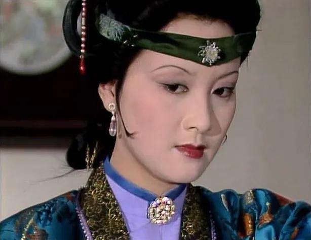 王熙凤对贾环是这样的态度。
赵姨娘说这番话的时候，正好凤姐从窗外过，听到了。
 