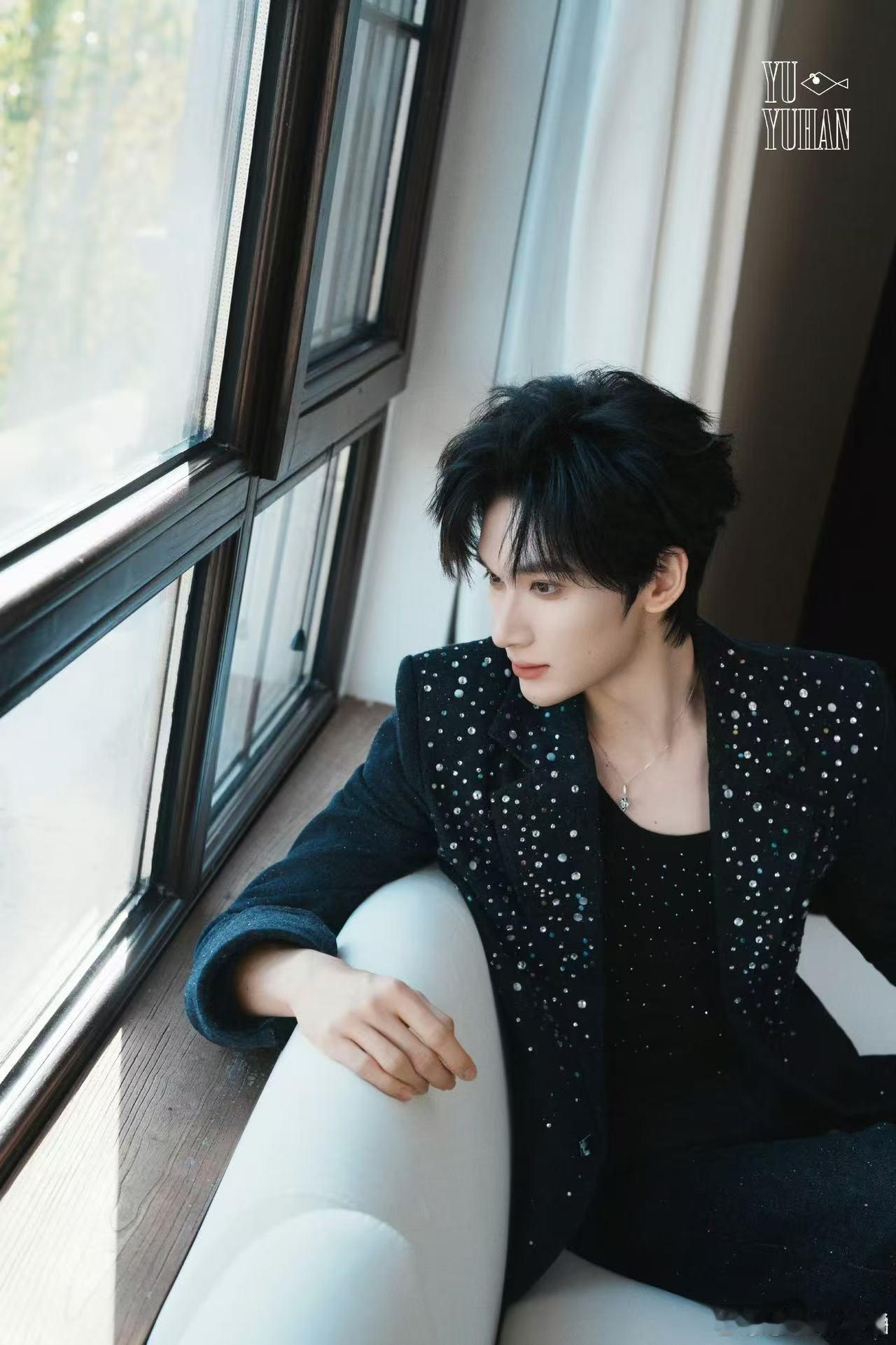 余宇涵红毯比剪刀手 看到余宇涵在红毯上轻松比剪刀手，完全是帅气与俏皮的完美结合！