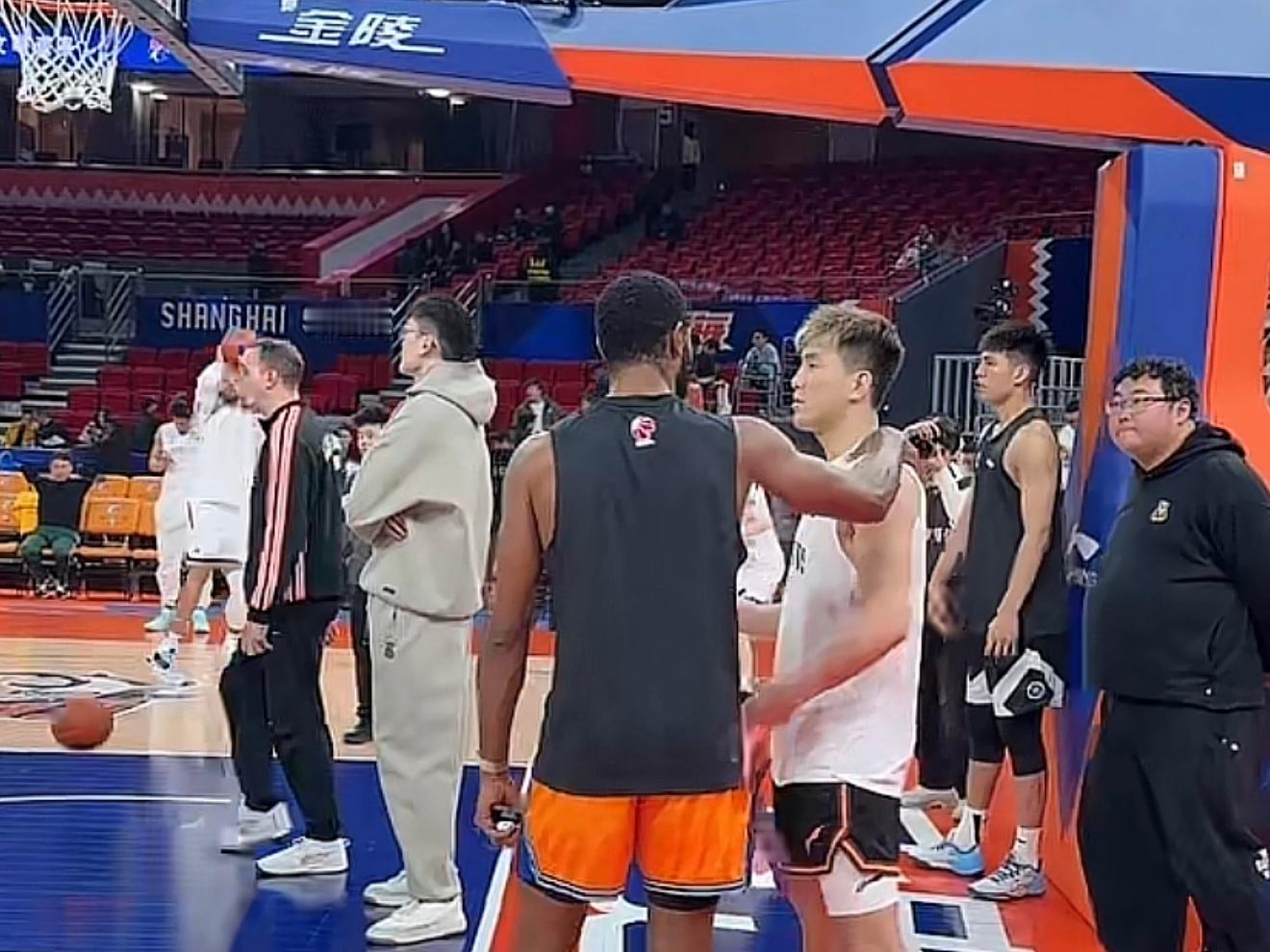 老队友，福格和郭艾伦赛前寒暄 上海男篮vs龙狮男篮