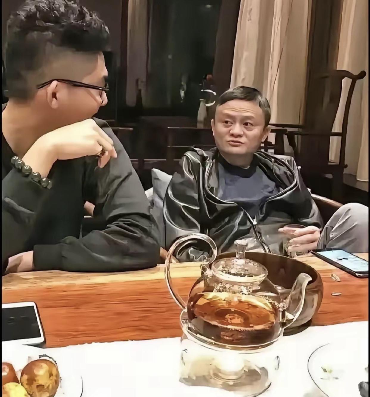 马总穿的衣服看上去好像很朴素廉价，其实这件衣服价格不是一般人能买得起的，6150