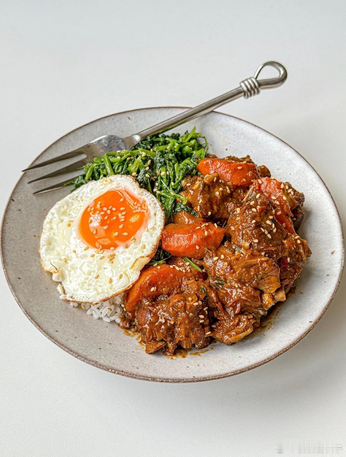 适合冬天的👉红烧羊排盖饭配料干净做法简单，软烂脱骨忒入味好吃搭配新鲜的蔬菜，健