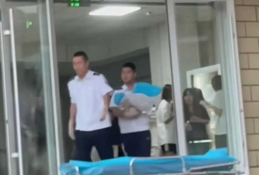 你能想象吗？一名女大学生竟然在学校宿舍分娩！这可不是什么电视剧情节，而是真实发生
