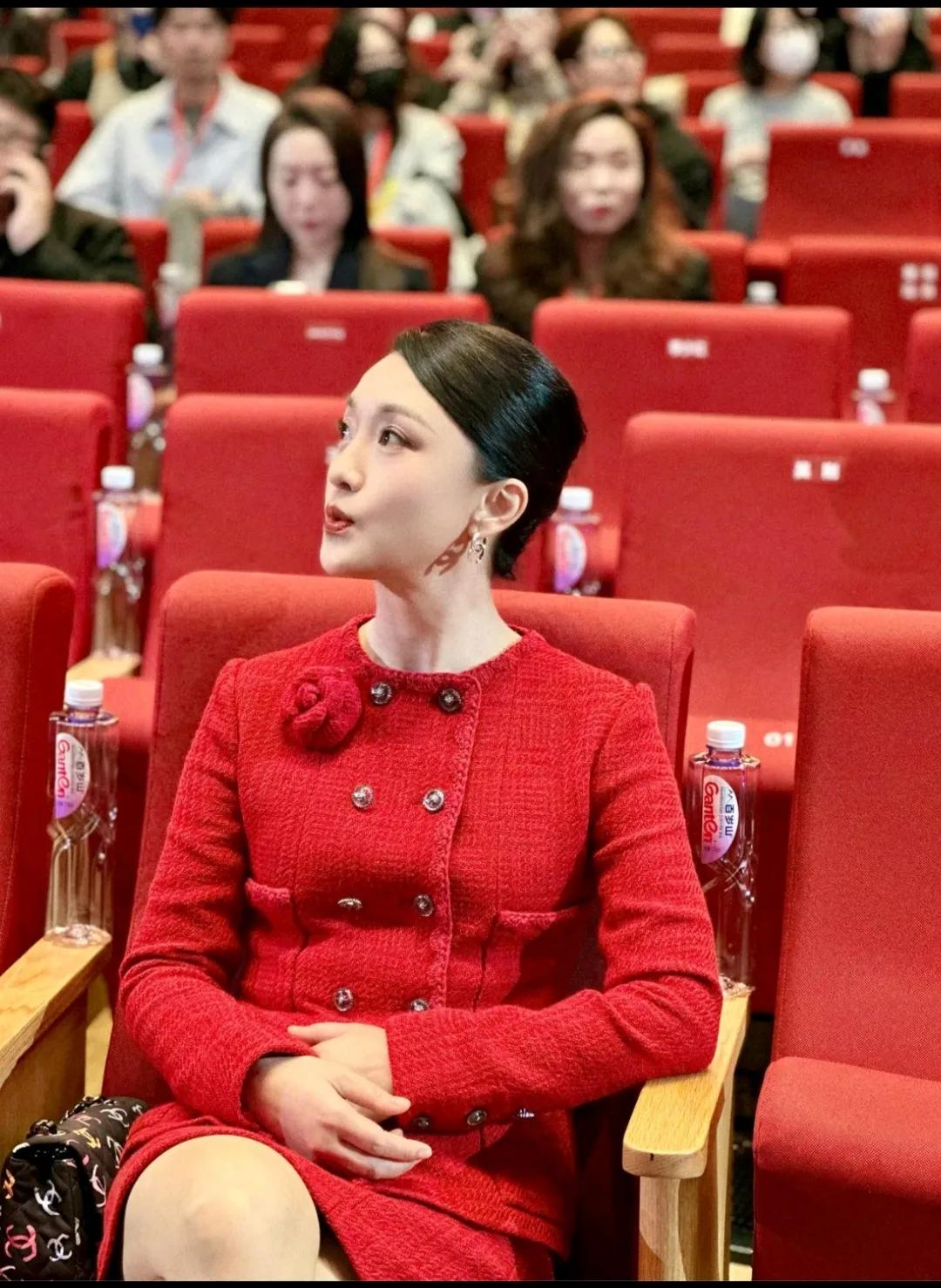 周迅的气质也太适合香奈儿了！
估计国内再也找不出一个，比她更合适Chanel的代