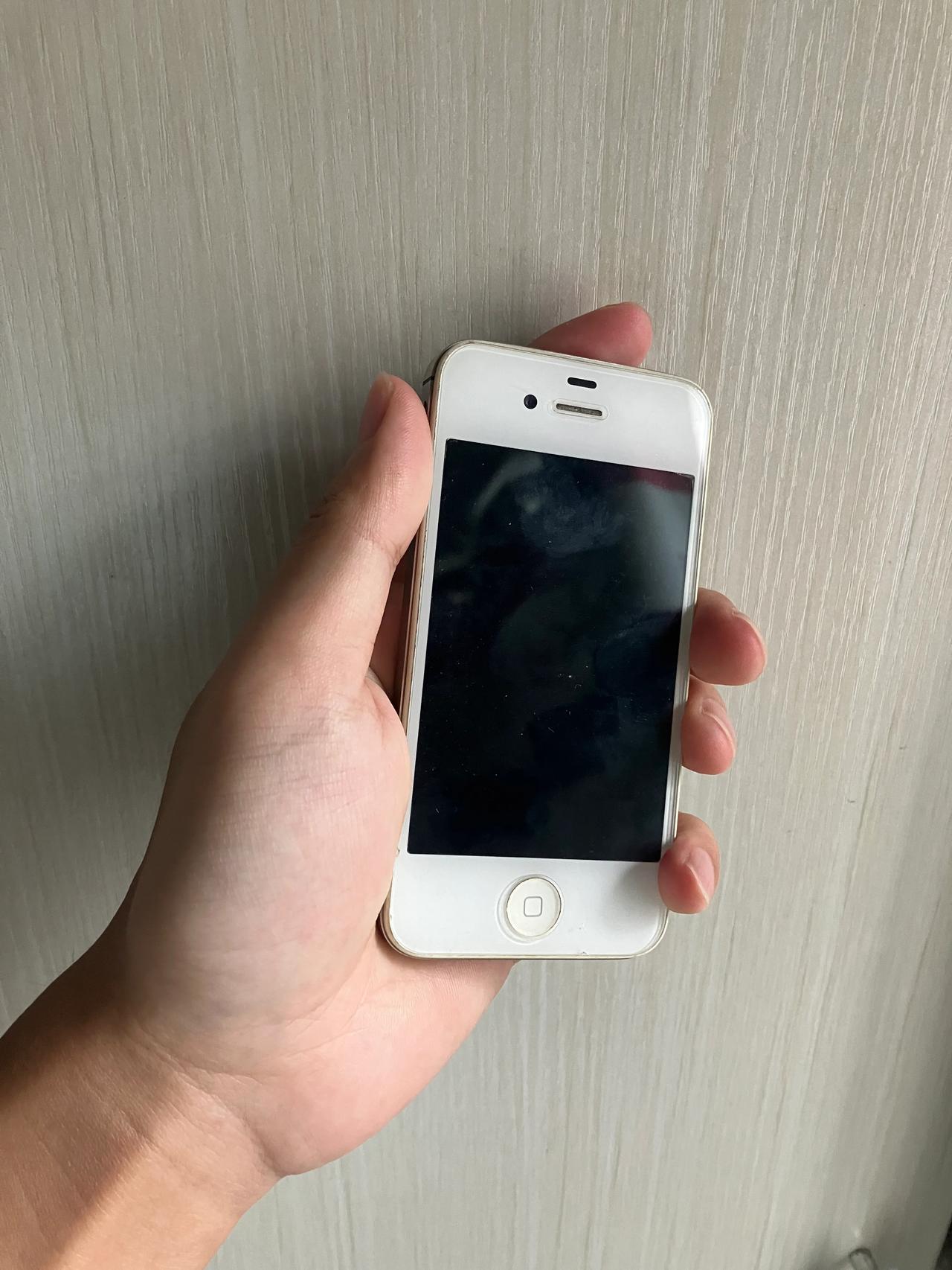 听说用过这手机的孩子都会打酱油了[我想静静]曾经的一代神机iPhone4S，十多