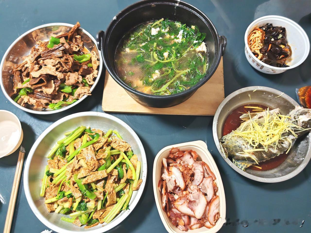 皮鞭蘸碘伏，边打边消毒。生活嘛，疼归疼伤归伤，一边扛着一边自愈，也不指望谁来心疼