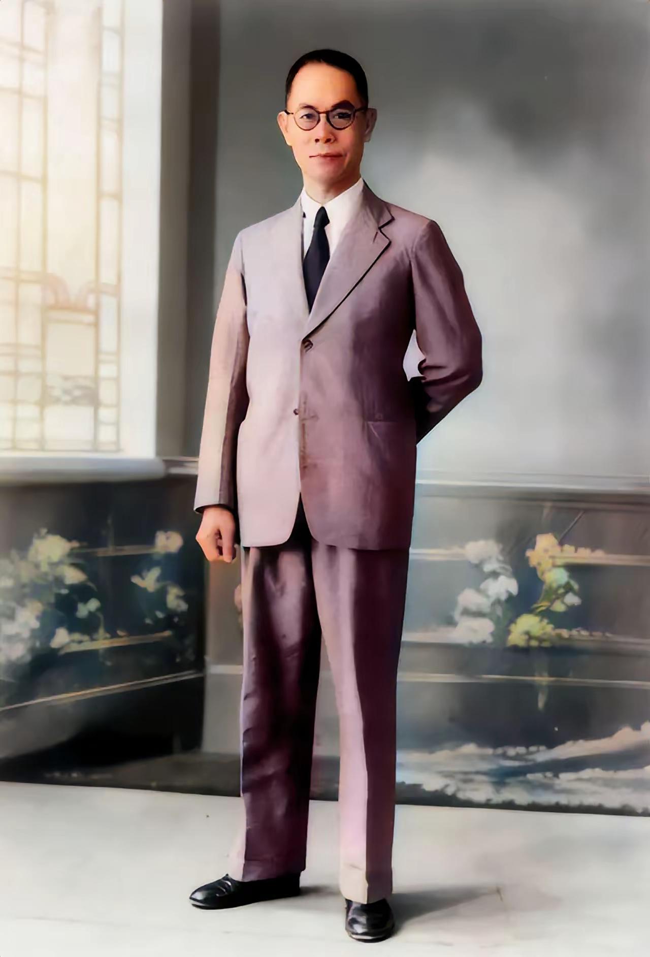 这是革命烈士吴石的真实相貌。照片中的吴石穿着西装，目光深邃，一身凛然正气。
​有