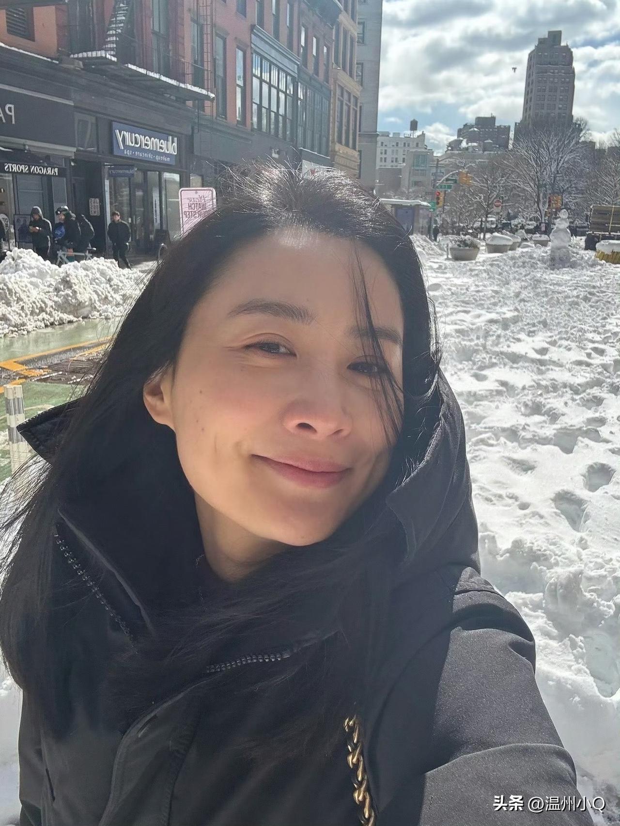 44岁的陈法拉晒素颜照，乍一看简直和张庭一模一样。两人都是大酒窝美女，而且五官极