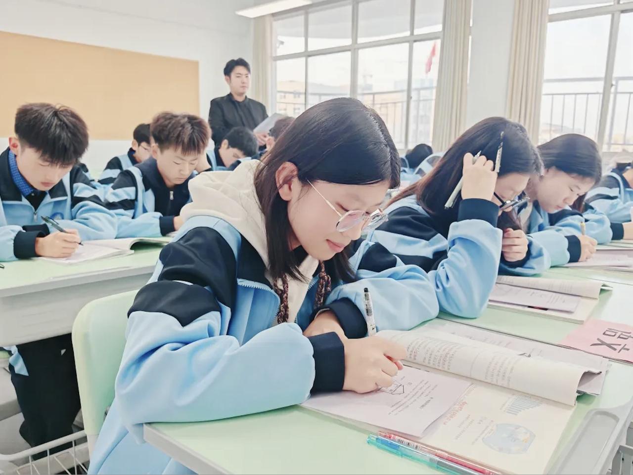 因为期中考试的临近，让学校的“培优补差”工作更加密集的进行。
选科走班的教室里，