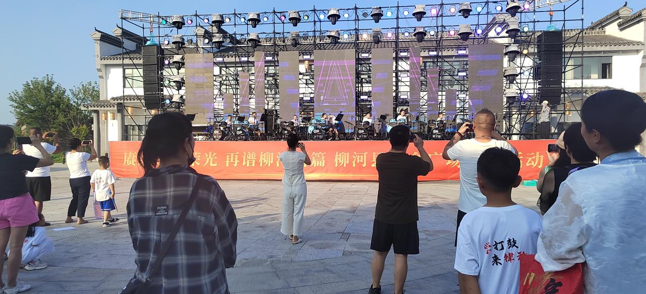 我的妻子对我说：天气太热了，我想喝椰子汁。我很震惊，一个农村人，住在五线小城市，