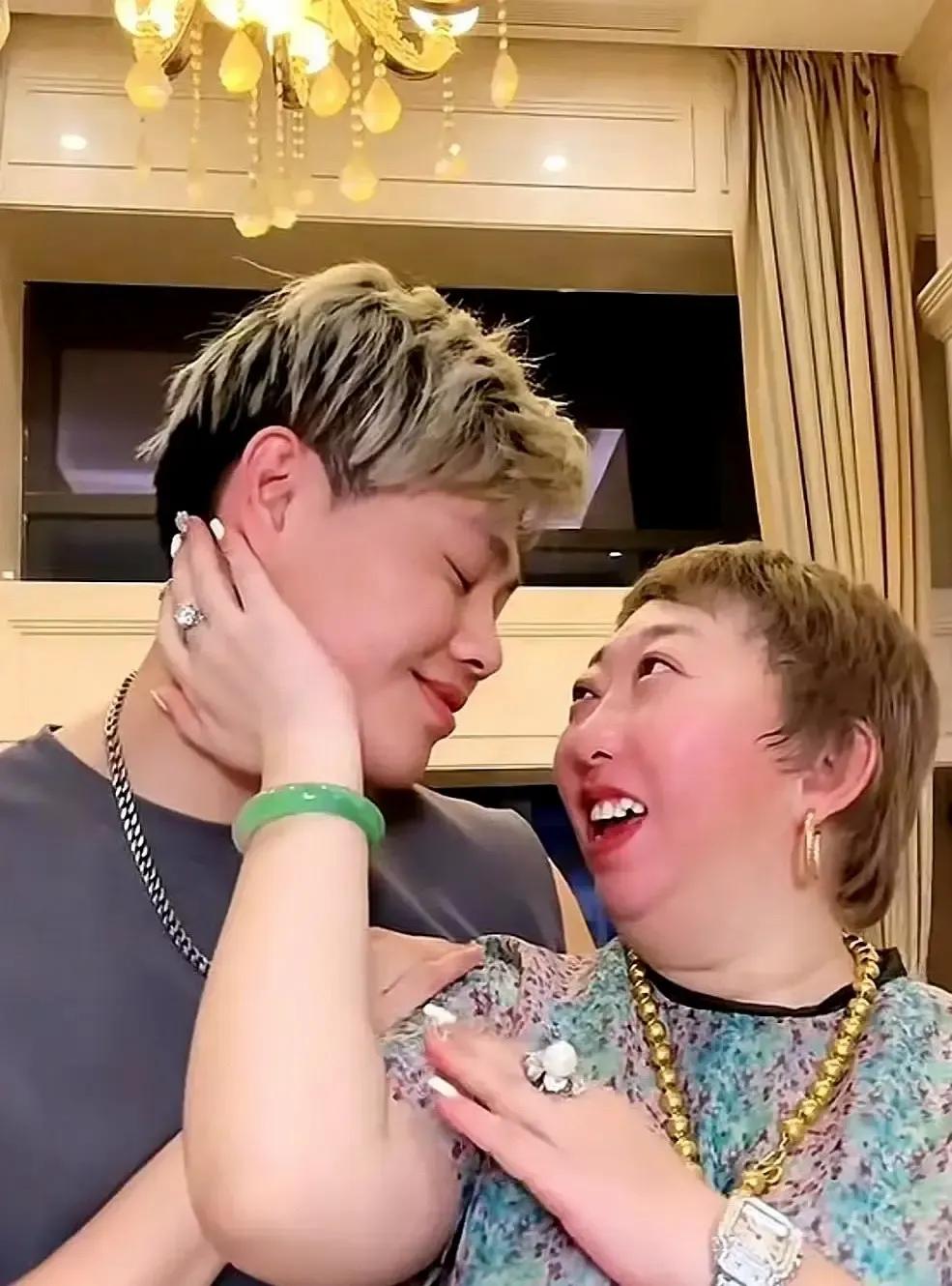 大林子去年发视频招上门女婿，小老公报名，俩人签一年试用期，谁吃亏谁走人。
头三个