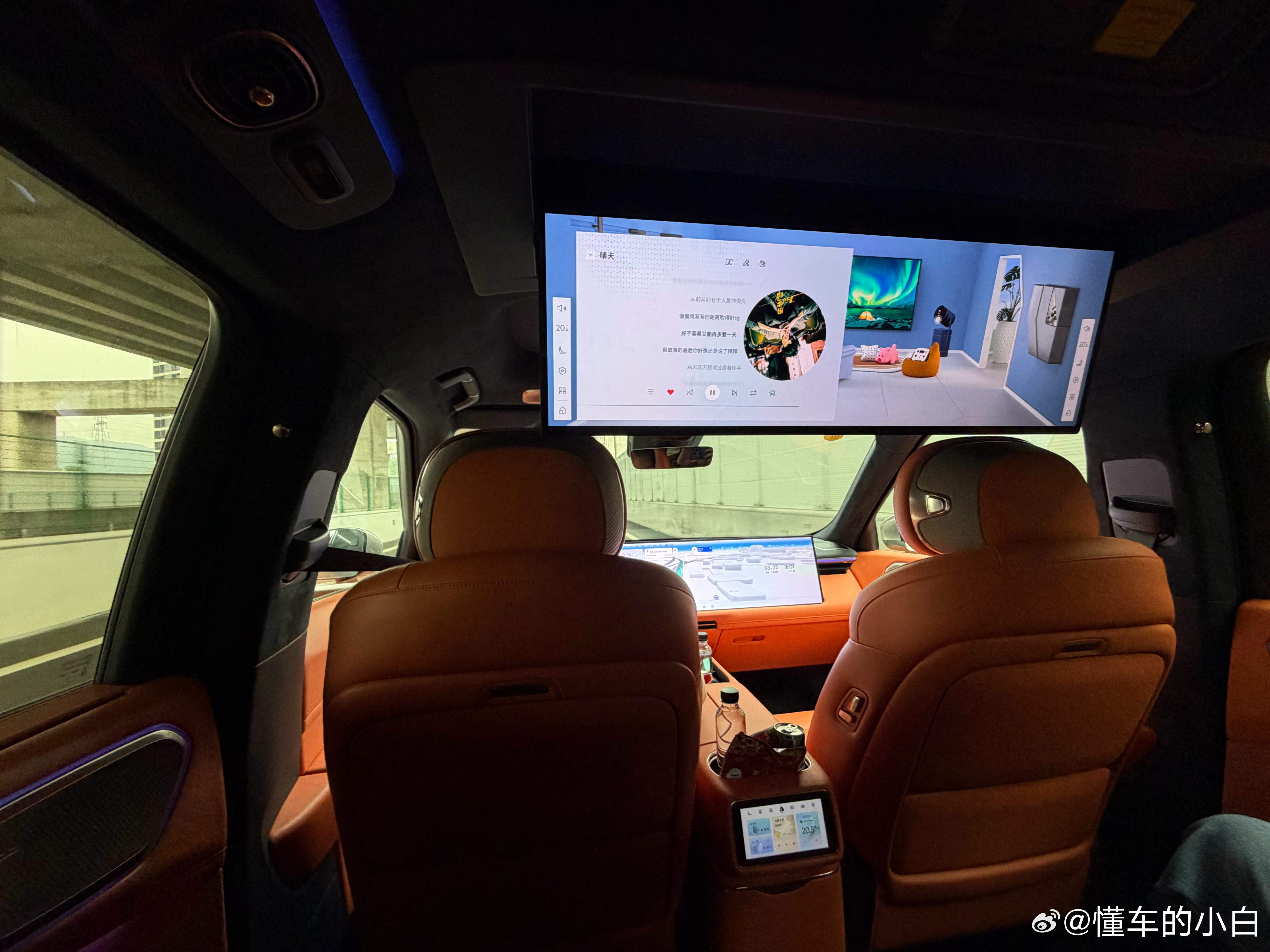 难得有机会坐二排平时我不是在开车就是在第三排呆着明天看看大五座的900怎么个事领