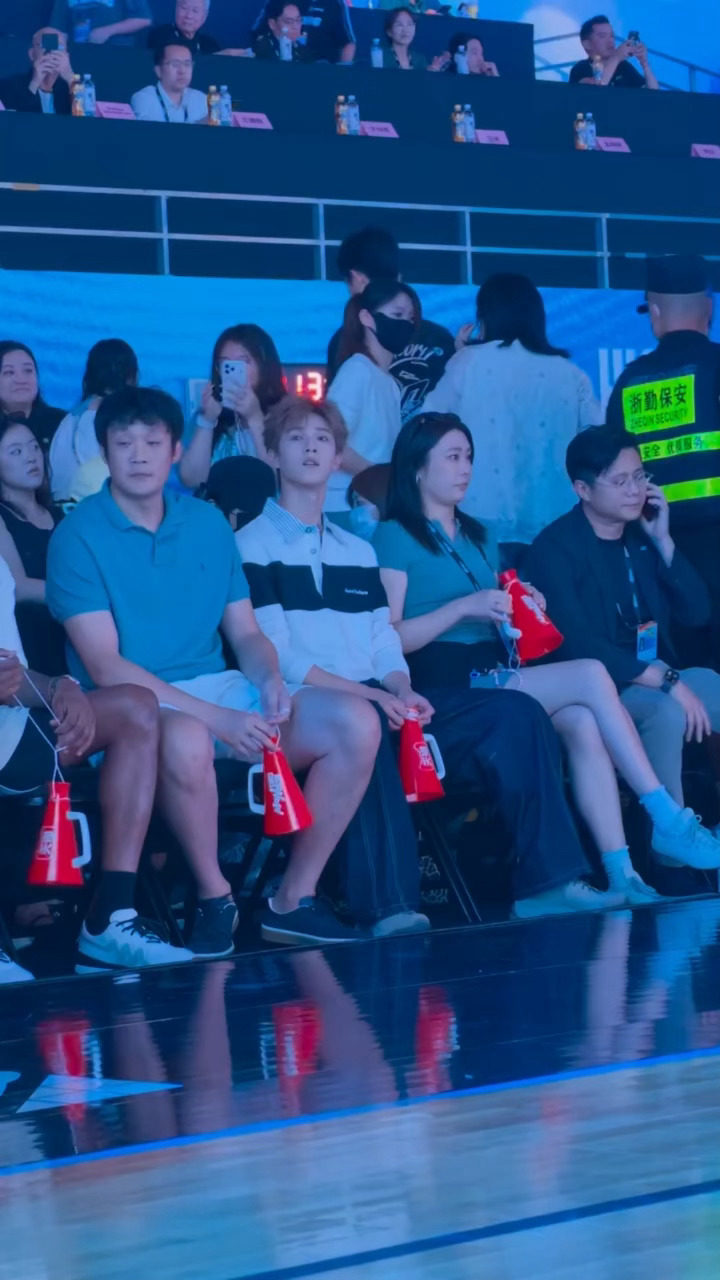 李昀锐观战AUBL开幕仪式现场路透青春男大帅的好亮眼，李昀锐状态太好了李昀锐李昀