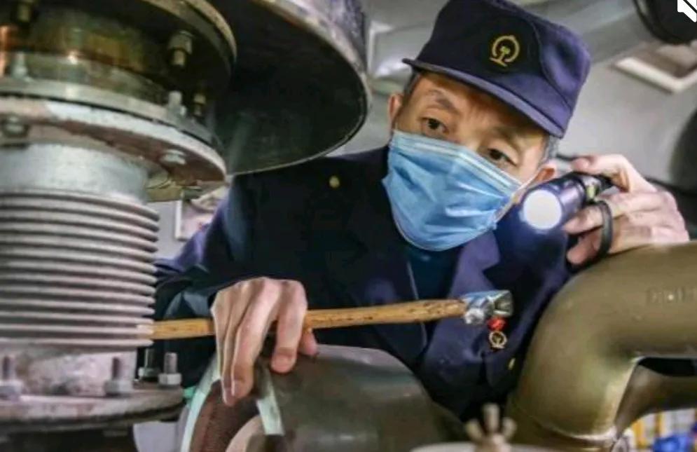 最近，公司因开源节流，辞退了一批人。其中一位老技术员已临近退休。但他没有闹，上午